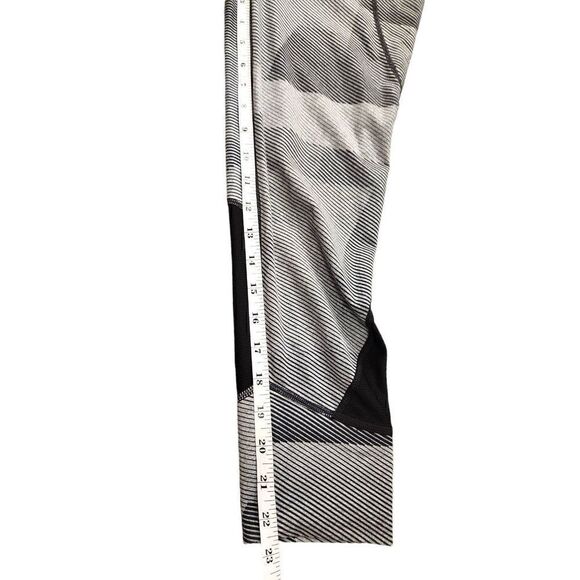 Athleta Zip Pocket 7/8 legging gray/black Size small poly/lycra - Picture 4 of 13